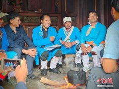 云南猴桥：“火塘会”上话发展 边疆星火映同心