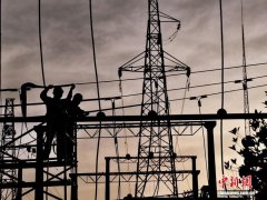 湖北老河口：夕阳下的电网春检